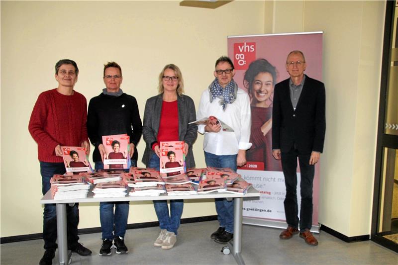 Sie freuen sich auf das Frühjahrssemester der VHS Göttingen Osterode (v.li.): die pä-dagogische Mitarbeiterin Ulrike Schmidt, Verwaltungsmitarbeiterin Carmen Jedosch, Geschäftsstellenleiterin Karen Richter, Verwaltungsmitarbeiter Mattias Steinmetz und Geschäftsführer Rüdiger Rohrig.  Foto: Bordfeld