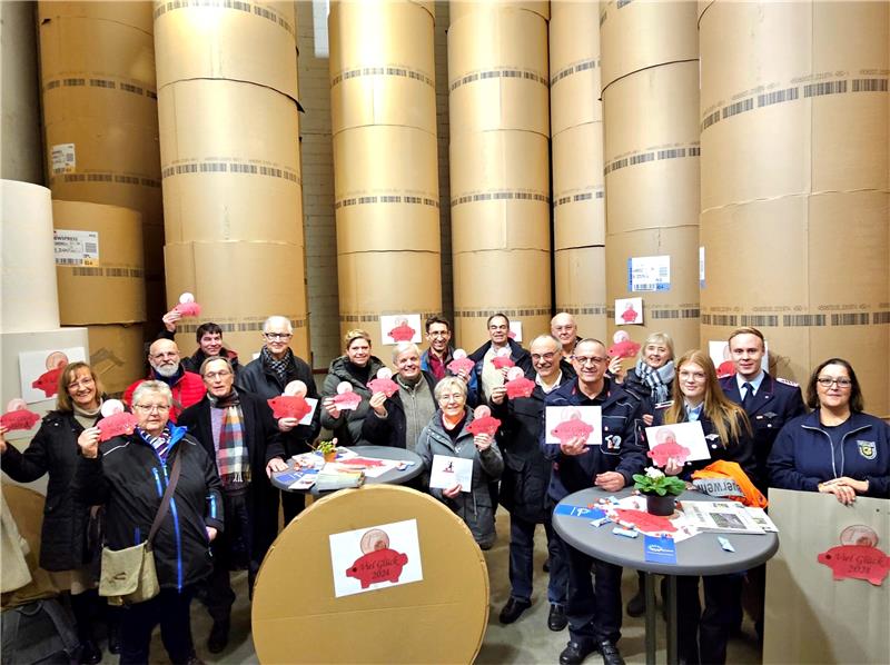 Sie freuen sich über das Schweinchengeld: Vertreter von elf Goslarer Organisationen erhielten Donnerstagnachmittag im GZ-Papierlager gehaltvolle Umschläge zur Unterstützung ihrer guten Sache. Foto: Sowa