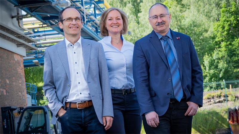 Das Foto zeigt von links  Dr. Andreas Wittig, Head of Engineering, Standortleiterin Juliane Saupe und CEO Dr. Hady Seyeda.  