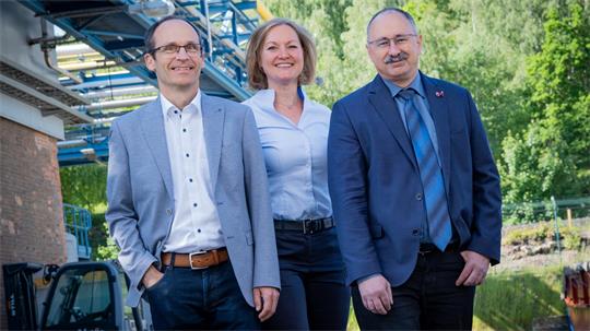 Das Foto zeigt von links  Dr. Andreas Wittig, Head of Engineering, Standortleiterin Juliane Saupe und CEO Dr. Hady Seyeda.  
