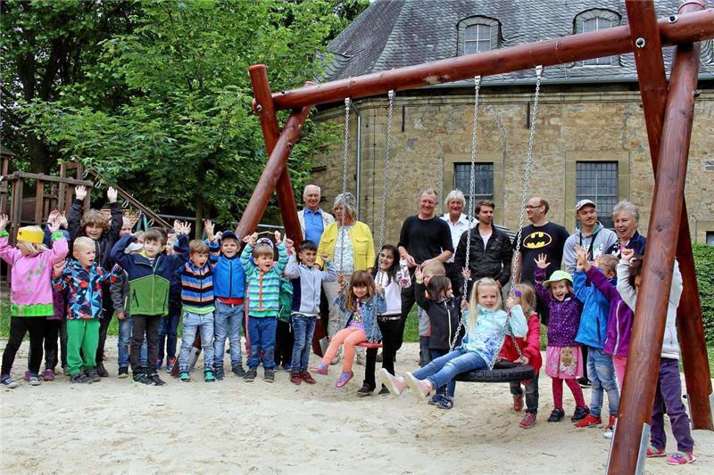 Nagelneue Schaukel für den St.-Andreas-Kindergarten Sie freuten sich über das neue Spielgerät: Die Kinder des St.-Andreas-Kindergartens weihten die Schaukel gleich ein. Foto: Leifeld