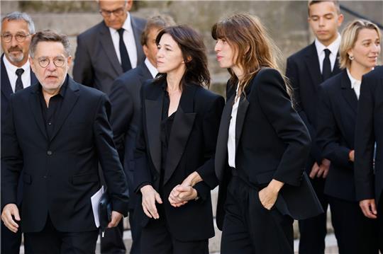 Sie geben sich gegenseitig Halt: Charlotte Gainsbourg (M) und Lou Dillon (M, r) nehmen Abschied von ihrer Mutter.
