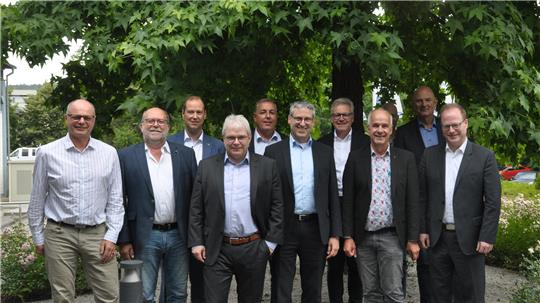 Sie gründen den Stadtwerke-Verbund Südniedersachsen (v. l.): Frank Berlin (Bovenden und Northeim), Martin Adolph (Uslar), Marc Pfütz (Hann. Münden), Dirk Schaper (Northeim und Osterode), Bernd Cranen (Einbeck und Leine-Solling), Konrad Aichner (Osterode), Dr. Olaf Hornfeck (Kassel), Stefan Poehling (Clausthal-Zellerfeld), Markus Jungermann (Kassel), Martin Kuhlhüser, (Duderstadt), Dr. Mark Eppe (Kassel).