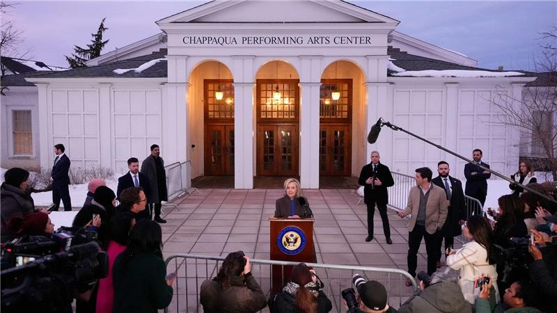 Sie habe Epstein nie getroffen, sagt die ehemalige Außenministerin Hillary Clinton nach ihrer Befragung vor Journalisten. 