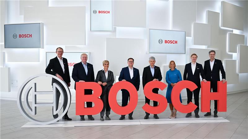 Sie haben Sparmaßnahmen in Milliardenhöhe angekündigt: Arbeitsdirektor Stefan Grosch (4.v.l.) und Mobilitätschef Markus Heyn (r). (Archivbild)