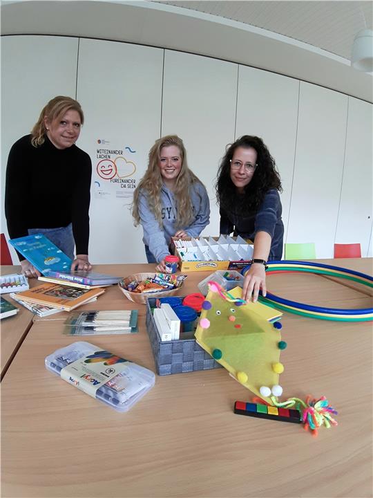 Sie haben das Konzept „BuNa - Bunter Nachmittag“ für Grundschulkinder erarbeitet: Stefanie Sandau, Lena Garben, Kathrin Filipek. Die Federführung übernimmt Lehramtsstudentin Lena Garben.  Foto: Potthast
