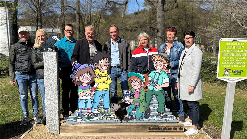 Die Brockenbande stürmt mit Kindern über Harzburgs Burgberg Sie haben die Brockenbande nach Bad Harzburg geholt (v.l.): Holger Kolb und Eva Ronkainen Kolb (Harz-Venture), Stefan Jurisch, Bernd Vollrodt und Christian Klamt (KTW), Designerin Carmen Elsenbruch, Spieleentwicklerin Nadine Herold und HTV-Geschäftsführerin Carola Schmidt.