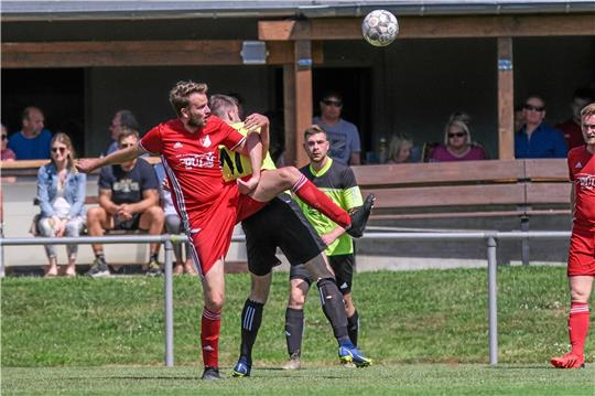 Sie haben es doch noch geschafft: Christoph Vater und Rot-Weiß Rhüden spielen auch in der kommenden Saison in der Fußball-Bezirksliga. Foto: Drechsler