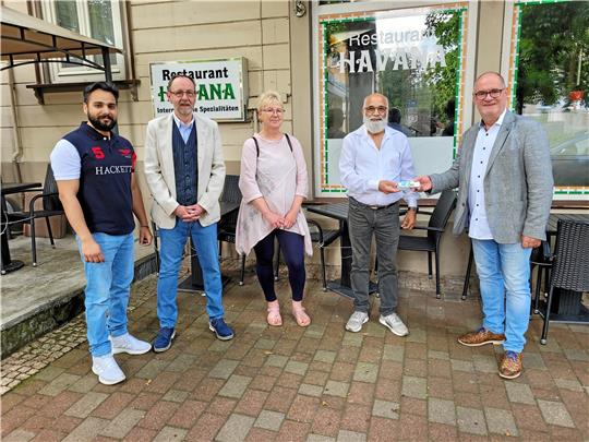 Sie haben gesammelt und übergeben 1000 Euro an Christian Ahrens vom Hospiz-Verein (rechts): Jaswinder Singh (v.li.), Marc Steffens, Beate Jäger und Malhar Singh. Foto: Exner