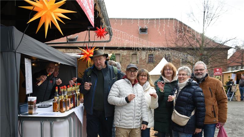 Sie haben sich einen alten Polizeibulli zurechtgemacht und gehen jedes Jahr auf Tour, dieses Mal auf den Adventsmarkt Wöltingerode: Eschershausens Stadtdirektor Andreas Fischer (links) und seine Gruppe.