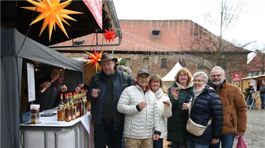 Sie haben sich einen alten Polizeibulli zurechtgemacht und gehen jedes Jahr auf Tour, dieses Mal auf den Adventsmarkt Wöltingerode: Eschershausens Stadtdirektor Andreas Fischer (links) und seine Gruppe.