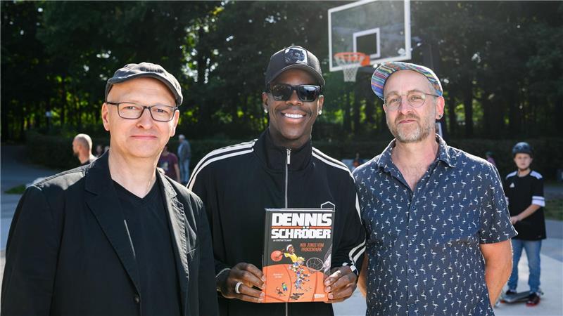 Sie haben zu dritt ein Kinderbuch geschaffen, dass sich nach Verlagsangaben sehr gut verkauft. Autor Christian Tielmann (l), Dennis Schröder (Mitte) und Illustrator Jan Saße (r).   