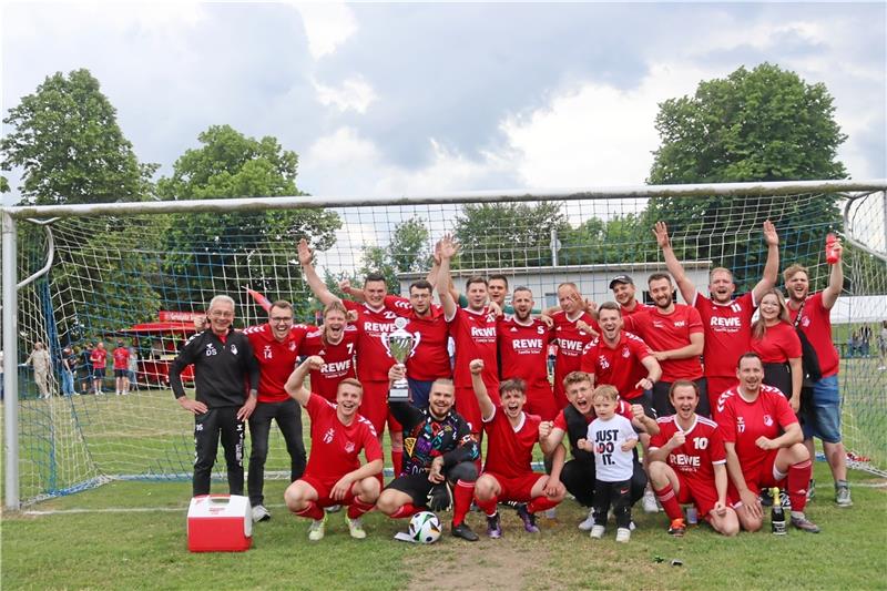 Sie haben zumindest Grund zum Jubeln: Die Spieler der 2. Mannschaft des FC Groß Döhren holen ungefährdet den Pokal im Wettbewerb der 4. Nordharzklasse. Foto: Schacht