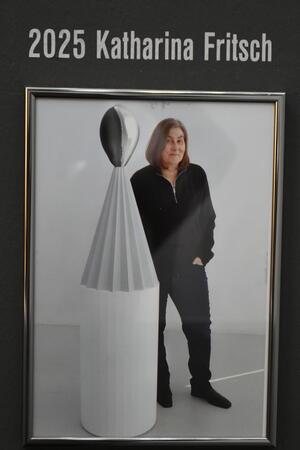 Goslars Kaiserringkunst: Blaumänner, Bier und ein grünes Kotelett Sie hängt schon in der Kaiserringträgergalerie: Katharina Fritsch erhält am Samstag den Kaiserring 2025.