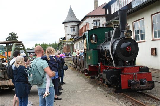 Sie hat die richtige Spurbreite: Der Stargast auf der Werkstraße war die Feldbahnlok Fabian, die in diesem Jahr 111 Jahre alt wird. Sie ist der Schatz des Vereins ProDampf aus Clausthal-Zellerfeld und fuhr am Welterbetag hin und her.