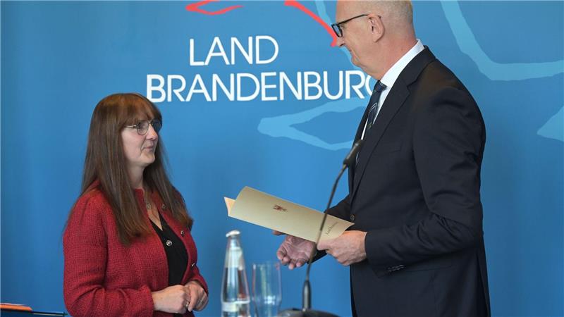 „Traum begraben“ - Brandenburgs Innenministerin tritt zurück Sie hat ihren Rücktritt erklärt: Brandenburgs Innenminiserin Katrin Lange (SPD) bekommt aus den Händen von Ministerpräsident Dietmar Woidke die Entlassungsurkunde.