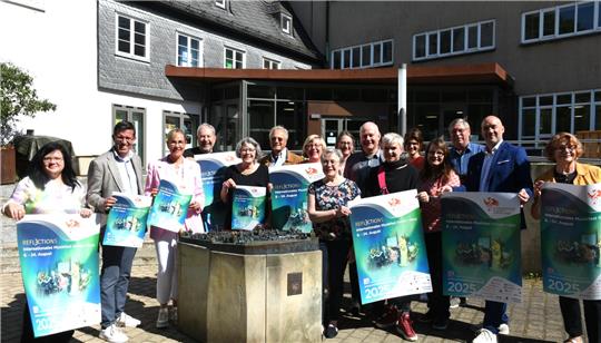 Sie heben das 23. Internationale Musikfest Goslar-Harz aus der Taufe: der Musikfestverein mit Partnern und Förderern auf dem Kulturmarktplatz.
