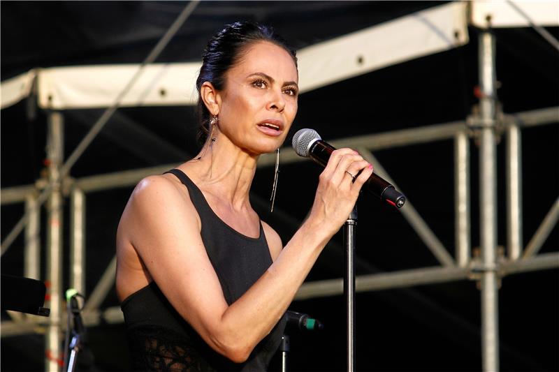 Musikalische Sommernacht vor der Goslarer Kaiserpfalz Sie hofft auf bessere Tage für ihr Land: Natalia Klitschko, Ehefrau von Kiews Bürgermeister Vitali Klitschko, singt mit Daniel Leon den gemeinsamen Song „Better Day“.