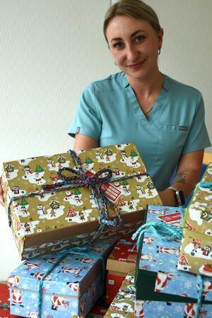 Seniorenheim-Mitarbeiterin war selber ein „beschenktes Kind“ Jana Magyar steht hinter einem Haufen Geschenke.