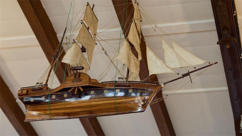 Sie ist für Jedermann offen. Etwa die Hälfte der Gäste kommt wohl nur einmal im Leben in die schwimmende Kirche im Hafen, sagt Diakon Möller.