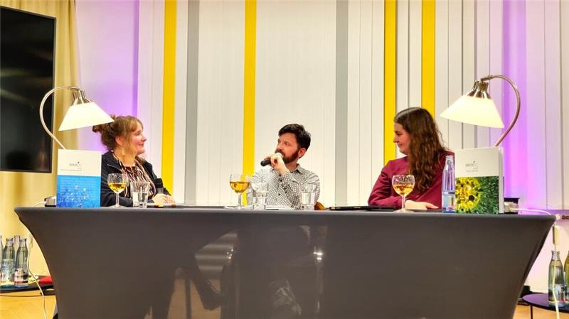 Sie kamen auch selbst ins Gespräch, und später mit dem Publikum: Marie-Luise Eberhardt (v. l.), Armin Wühle und Jonë Zhitia.