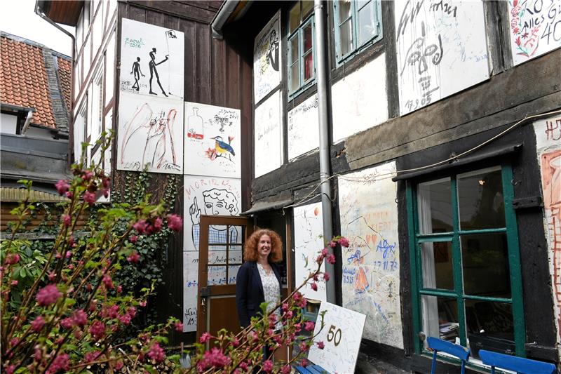 Sie kann noch lachen: Antje Stoetzel-Tiedt schließt ihre Galerie, aber die Künstlersignaturen bleiben erhalten.  Foto: Kempfer