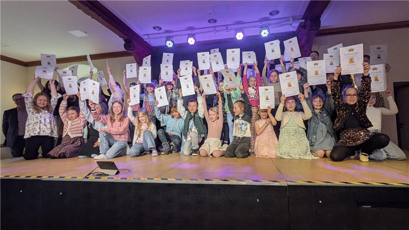 Sie können stolz auf sich sein. 53 Grundschüler verdienen sich die Kaiserwürde.