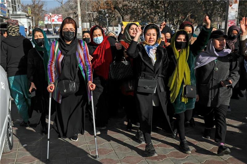 Afghanistan: Frauen demonstrieren gegen Universitätsverbot Sie lassen sich nicht einschüchtern: Erneut sind in Afghanistan Frauen gegen das Hochschulverbot der Taliban auf die Straße gegangen. (Bild eines Protests in Kabul in der vergangenen Woche)