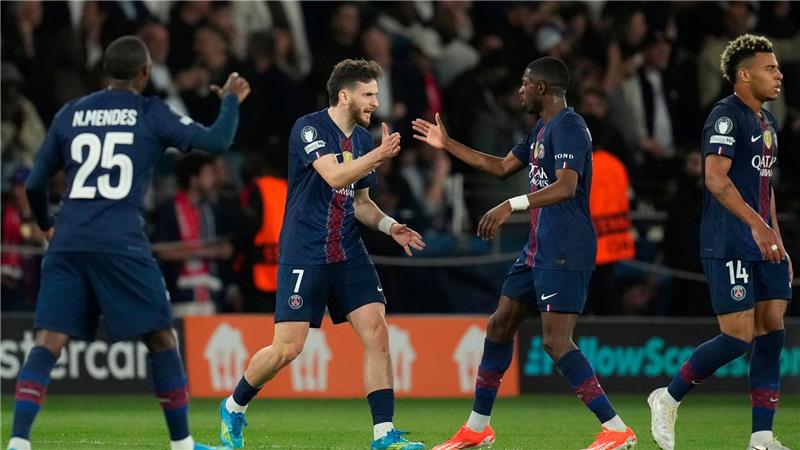 Sie muss die Bayern-Abwehr aufhalten: Chwitscha Kwarazchelia (l) und Ousmane Dembélé trafen beim irren 5:4 in Paris jeweils zweimal. (Archivbild) 