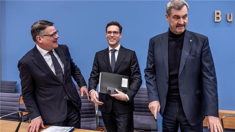 Nord-Länder kontern „Löwen“: Nur gemeinsam sind wir stark Sie nennen sich „Drei-Löwen-Allianz“: Boris Rhein, Manuel Hagel und Markus Söder.