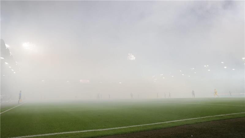 Sie sehen, dass Sie nichts sehen: Beim Lokalderby Grazer AK - Sturm Graz kommt es zur Spielunterbrechung, weil Rauch von Pyrotechnik das Stadion komplett vernebelt.  
