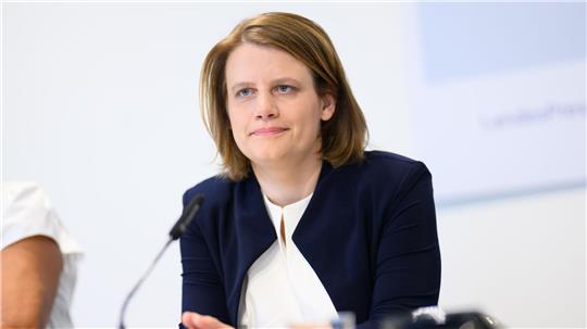 Sie sieht in der Oberstufenreform eine Chance auf Modernisierung und Bildungsgerechtigkeit: Kultusministerin Julia Willie Hamburg. (Archivbild)