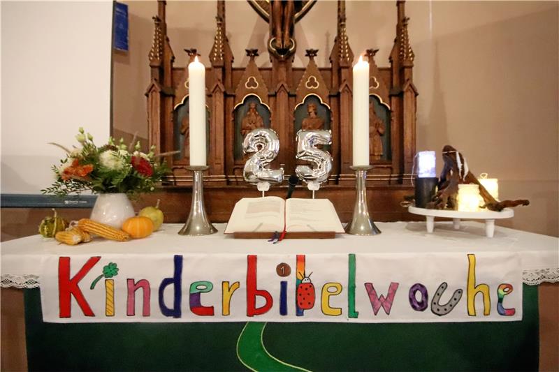 25. Schladener Kinderbibelwoche mit Rekordteilnahmerzahl Sie silberne 25 zeigt es an: Eine Institution feiert runden Geburtstag in Schladen. Foto: Gereke