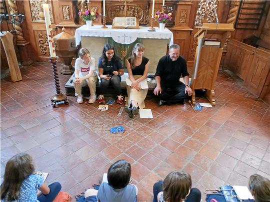 Sie sind das Kigo-Team: Kira Gehrke, Zara Croll, Emma Wegner und Pfarrer Martin Fiedler. Erstmals trafen sie sich mit Kigo-Kindern am Freitag in der Schlewecker Kirche. Ihr Thema war die Schöpfungsgeschichte. Am kommenden Freitag wird das gleiche Programm noch einmal im Göttingeröder Gemeindehaus durchgespielt. Foto: Potthast