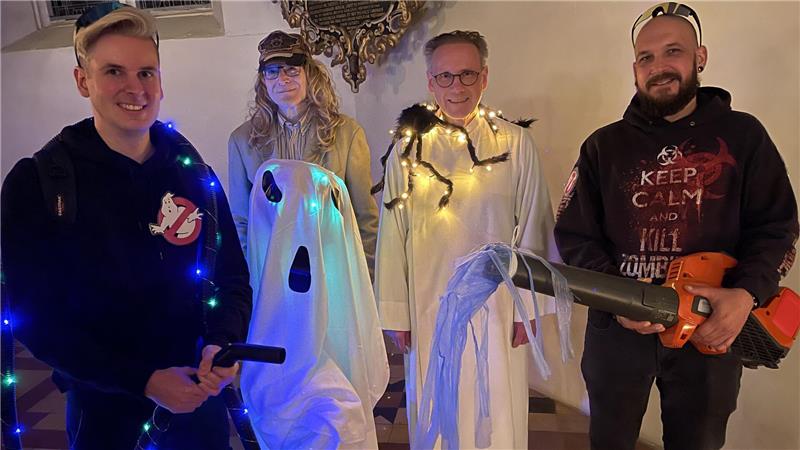 Sie sind die Hornburger Ghostbusters des Halloween-Gottesdienstes (v.l.): Justin Schwebig, Michael Wehrmann, Pfarrer Olaf Schäper und Denny Peters.