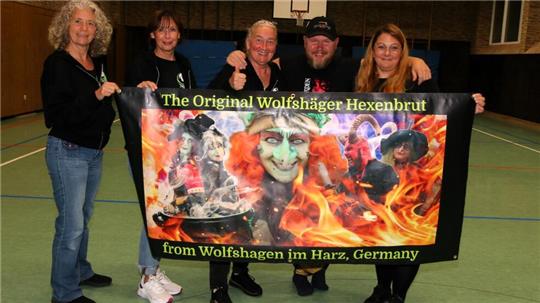 Sie sind wieder zurück: Simone Bartjes, Kornelia Dexler, Antje Wedde, Jan Abraham und Claudia Winkler repräsentierten die Hexenbrut in der Hexenstadt Salem.