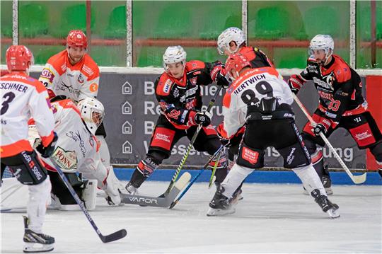 Sie sollen Druck und Tore machen: Zugang Christoph Koziol, Regan Nagy und Davide Vinci (v. re.) sind als Aktivposten im Spiel der Harzer Falken vorgesehen. Foto: Drechsler