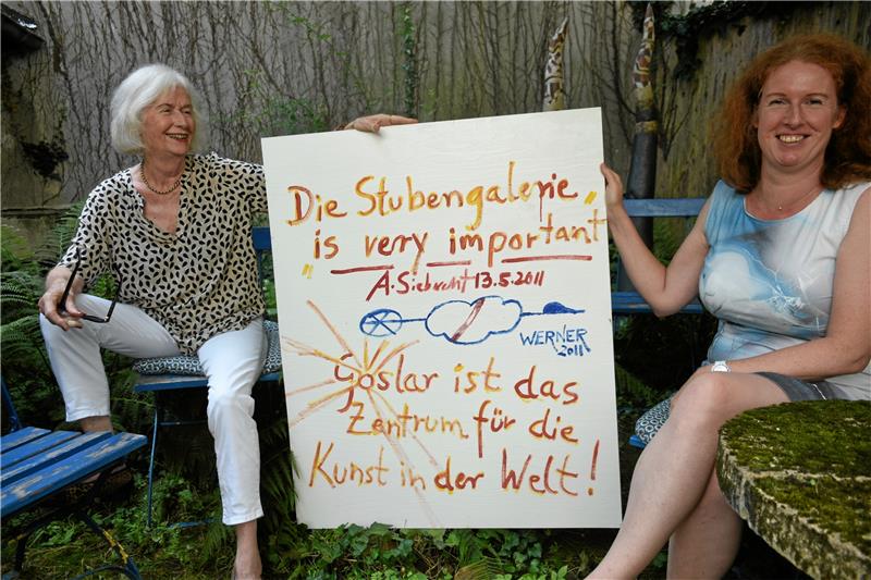 Sie stehen für 50 Jahre Stubengalerie: Gudrun Tiedt und ihre Tochter Antje Stoetzel-Tiedt plaudern im Galeriegarten aus der Schule und zeigen eine Platte, die, von Antje Siebrecht beschreiben, ganz nach ihrem Geschmack sein dürfte. Lust auf Anekdoten? Die wollen die Galeristinnen am Samstag zum Galeriefest rausholen. Beginn ist um 18 Uhr. Foto: Kempfer