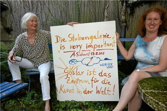 Sie stehen für 50 Jahre Stubengalerie: Gudrun Tiedt und ihre Tochter Antje Stoetzel-Tiedt plaudern im Galeriegarten aus der Schule und zeigen eine Platte, die, von Antje Siebrecht beschreiben, ganz nach ihrem Geschmack sein dürfte. Lust auf Anekdoten? Die wollen die Galeristinnen am Samstag zum Galeriefest rausholen. Beginn ist um 18 Uhr. Foto: Kempfer
