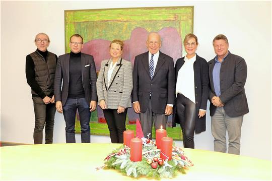 Sie stehen für das Pfalzprojekt (v.li.): Erster Stadtrat Dirk Becker, „Hotel Freigeist“-Gesellschafter Georg Rosentreter, Goslars Oberbürgermeisterin Urte Schwerdtner, Ehrenbürger Hans-Joachim Tessner und Tochter Anke Tessner-Schreyeck für die Investoren-Familie sowie Tescom Chef-Holger Holste. Foto: Kaspert