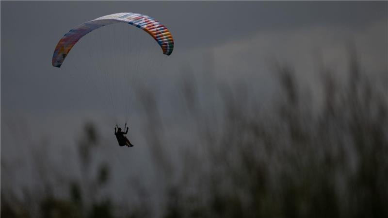 Frau stirbt bei Gleitschirmflug in Österreich Sie stürzte aus rund zehn Metern Höhe zu Boden. (Symbolbild)