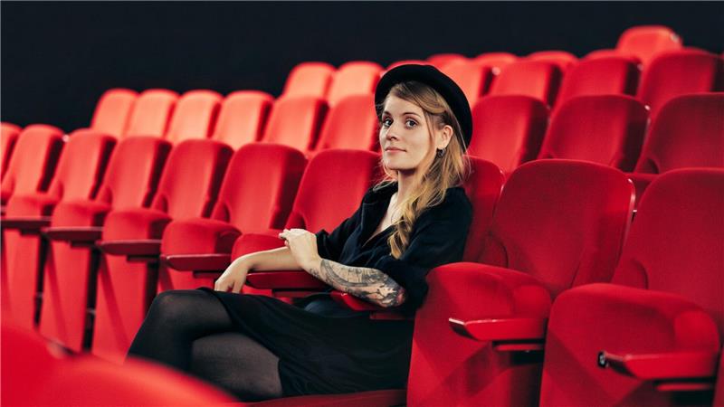 Sie überzeugte auf der Freiburger Kulturbörse: Laura Braun lädt in ihrem Konzert „Vom Weg ab“ am Samstag, 7. März, zu einer emotionale Reise mit autobiografischen Texten ein.