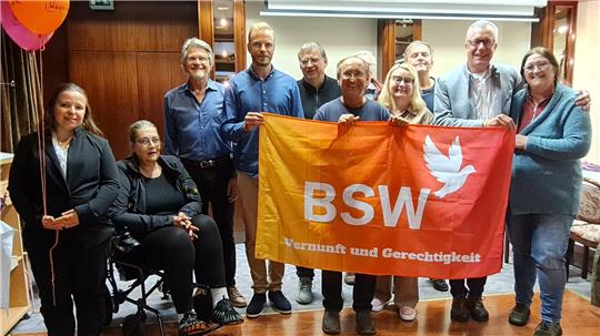 Sie werben für "Vernunft und Gerechtigkeit": Der Vorstand des BSW-Kreisverbandes Südniedersachsen mit den aus Goslar stammenden Mitgliedern Susan Hartmann (4.v.r.) und Gerhard Stein (2.v.r.).