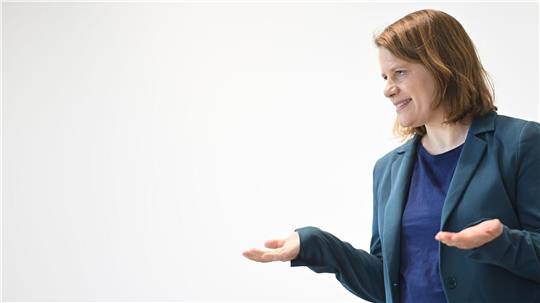 Sie will den Religionsunterricht konsequent weiterentwickeln: Kultusministerin Julia Willie Hamburg.