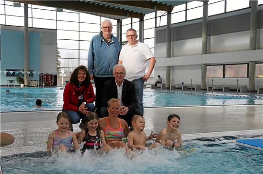 Sie wollen Schwimmkurse für Kinder fördern: Hintere Reihe: Ralf Schiller vom MTV (v. l.) und Aquantic-Chef Sascha Feier, mittlere Reihe: Maren Zellmer und Roland Pabst von der Bürgerstiftung. Vorn Teilnehmer aus dem der aktuellen Kinder-Schwimmkurs im Aquantic. Foto: Hartmann