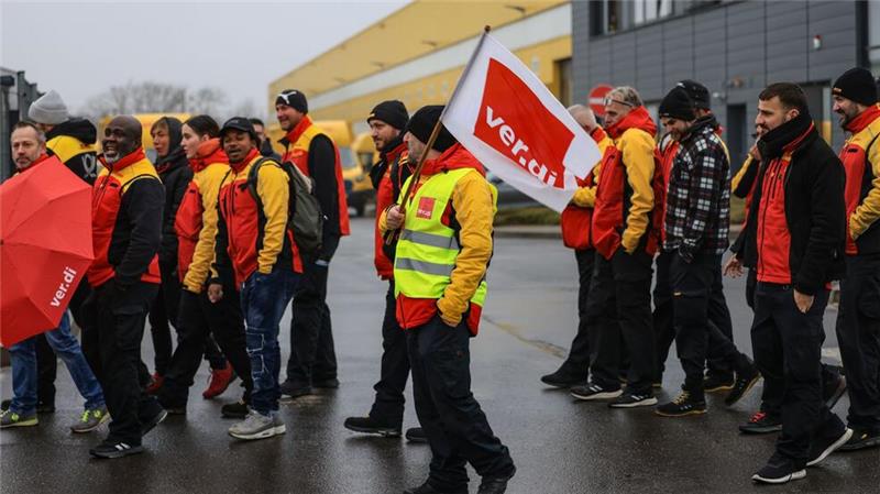 Sie wollen mehr Geld und bessere Arbeitsbedingungen: Postler im Warnstreik.