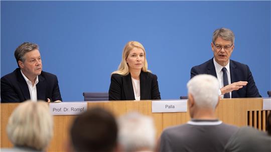 Sie wollten Zuversicht verbreiten, doch der Neustart ist erst einmal ausgebremst worden. Die Eisenbahn- und Verkehrsgewerkschaft wehrt sich gegen die Berufung von Dirk Rompf (l) als Infrastruktur-Chef. 