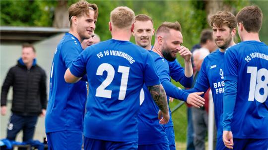 Sieben Mal abklatschen im Derby: Die Spieler der FG Vienenburg/Wiedelah feiern den Treffer von Julian Laue (l.) zum zwischenzeitlichen 5:1 beim TSV Lochtum. Foto: Drechsler