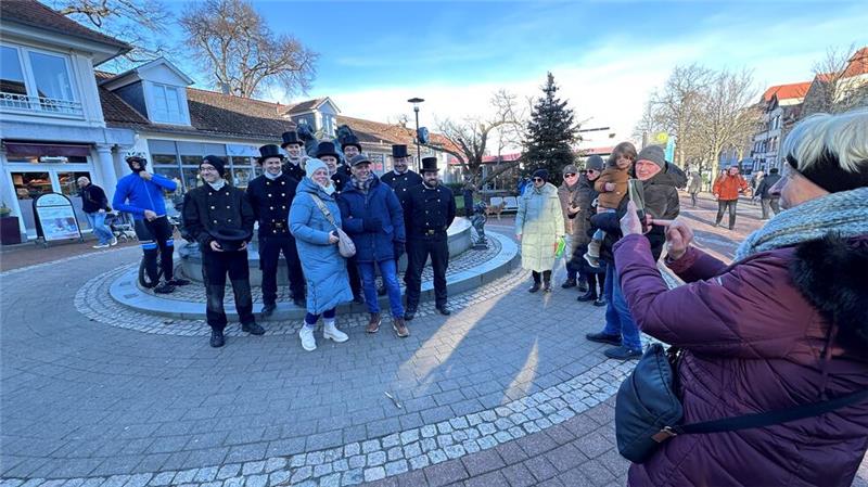 Sieben Schornsteinfeger auf einen Streich – das ist am Silvestertag so manches Foto wert. Aber nur gegen eine Spende für den guten Zweck.