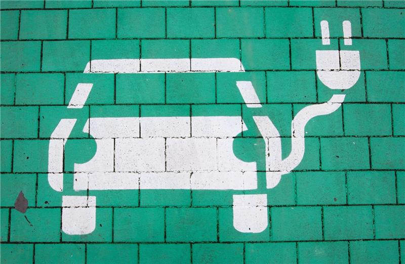 Autobauer wollen in Nordamerika E-Ladenetz aufbauen Sieben große Autohersteller wollen in Nordamerika ein Ladenetz für E-Autos aufbauen.